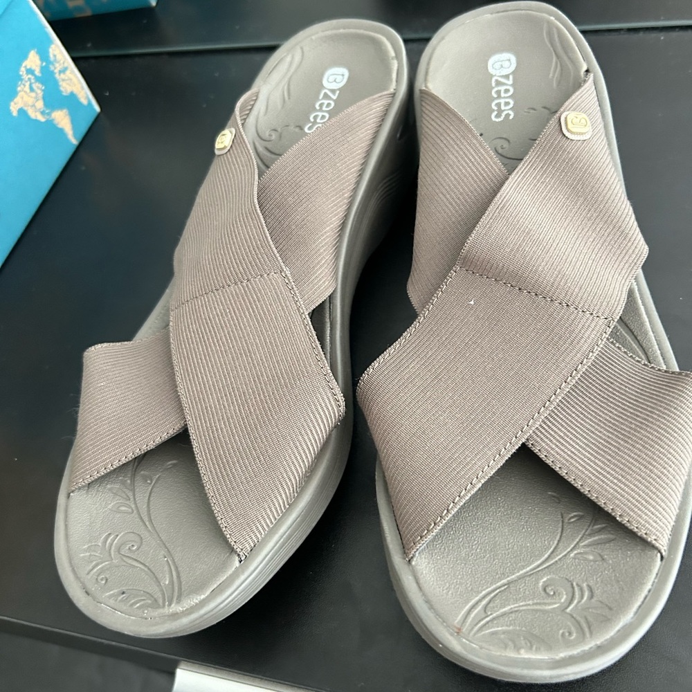 Bzees crisscross sandals 9 Gray